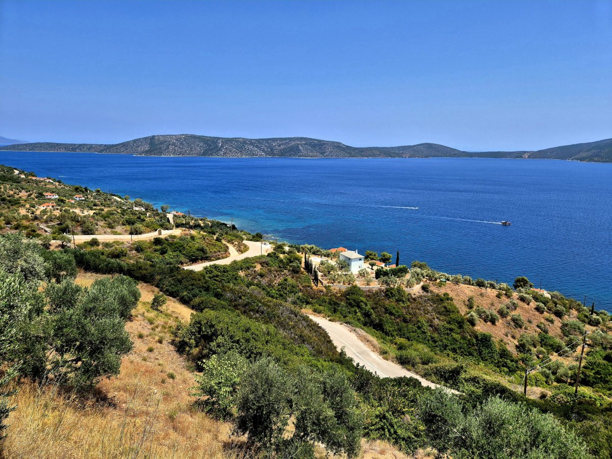 Klikatící se silnička a výhled na ostrůvek Peristera