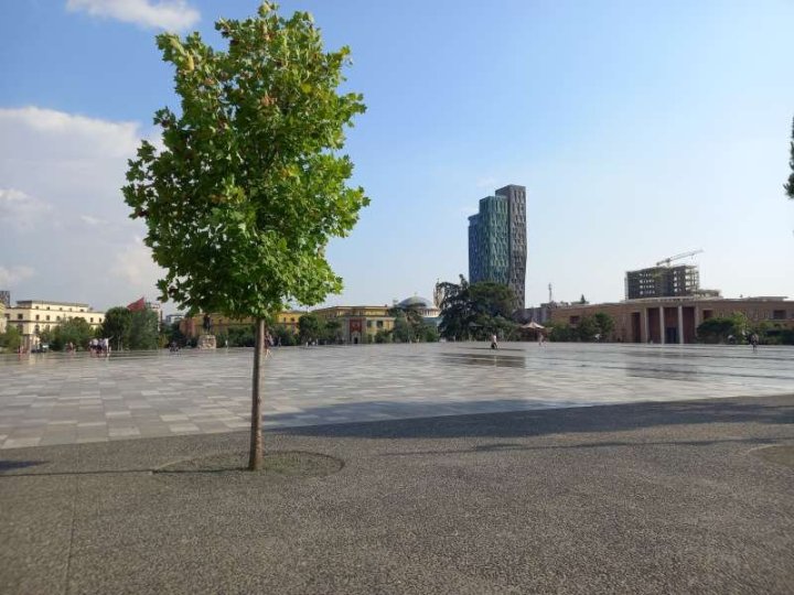 Tirana namesti