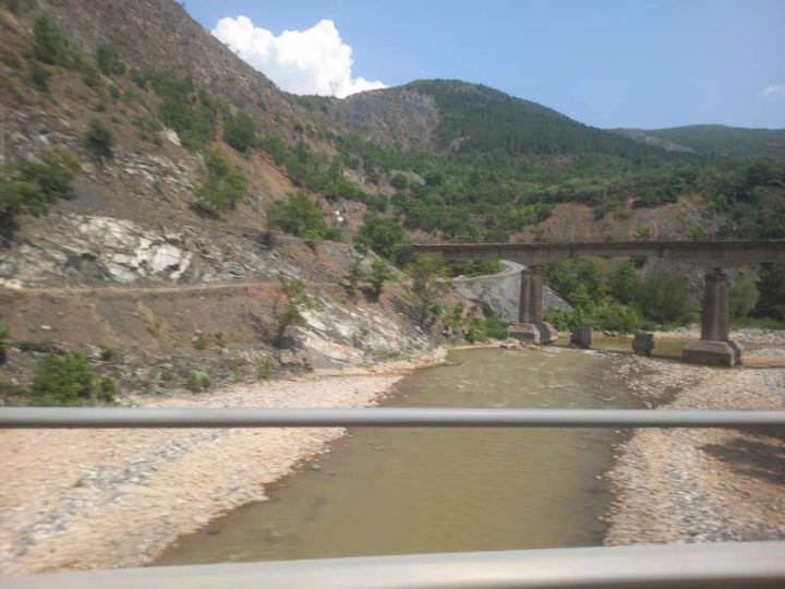 reka a zrusena zeleznice