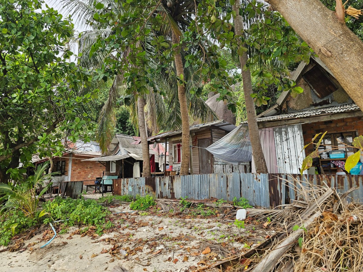Rin Nai Beach, slum u pláže