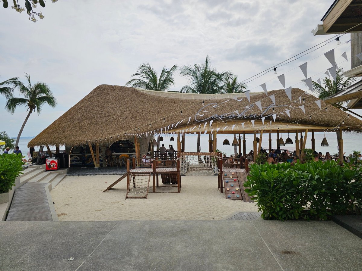 Rin Nai Beach, restaurace Cocohut