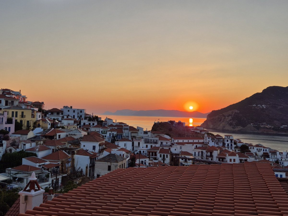 Východ slunce nad Skopelosem