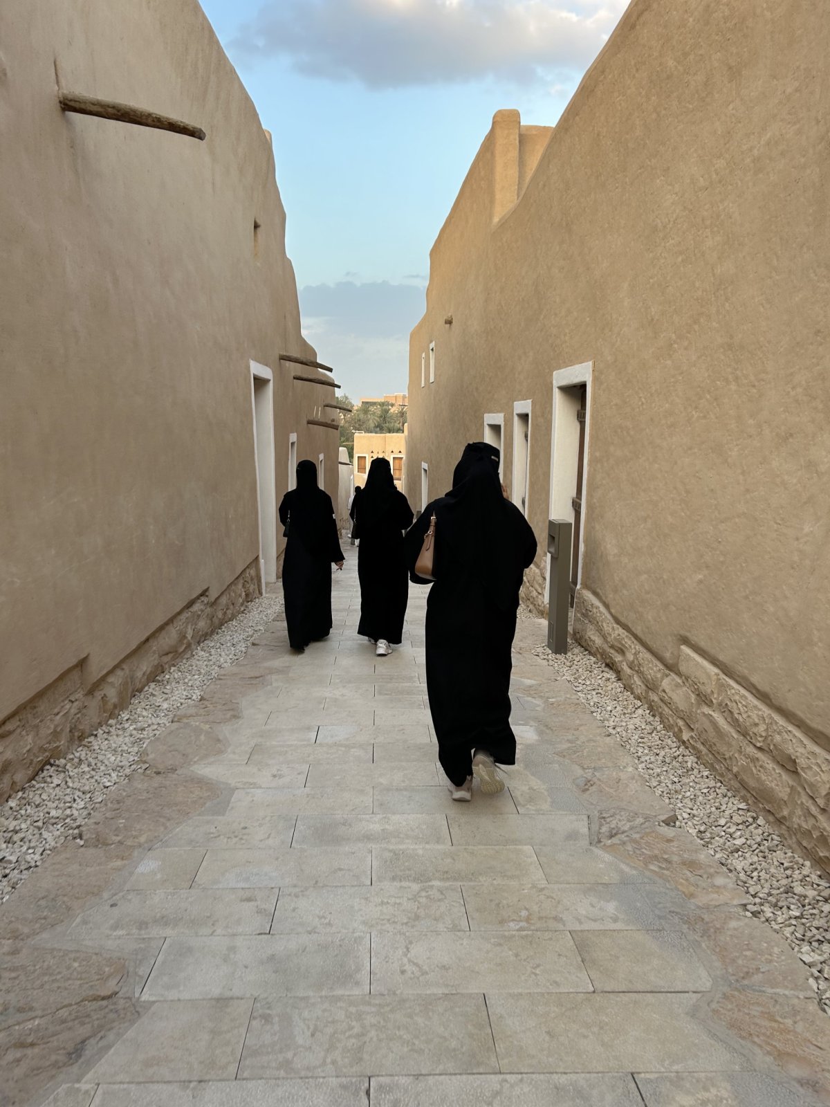 Procházka pevností Diriyah ve společnosti arabských žen