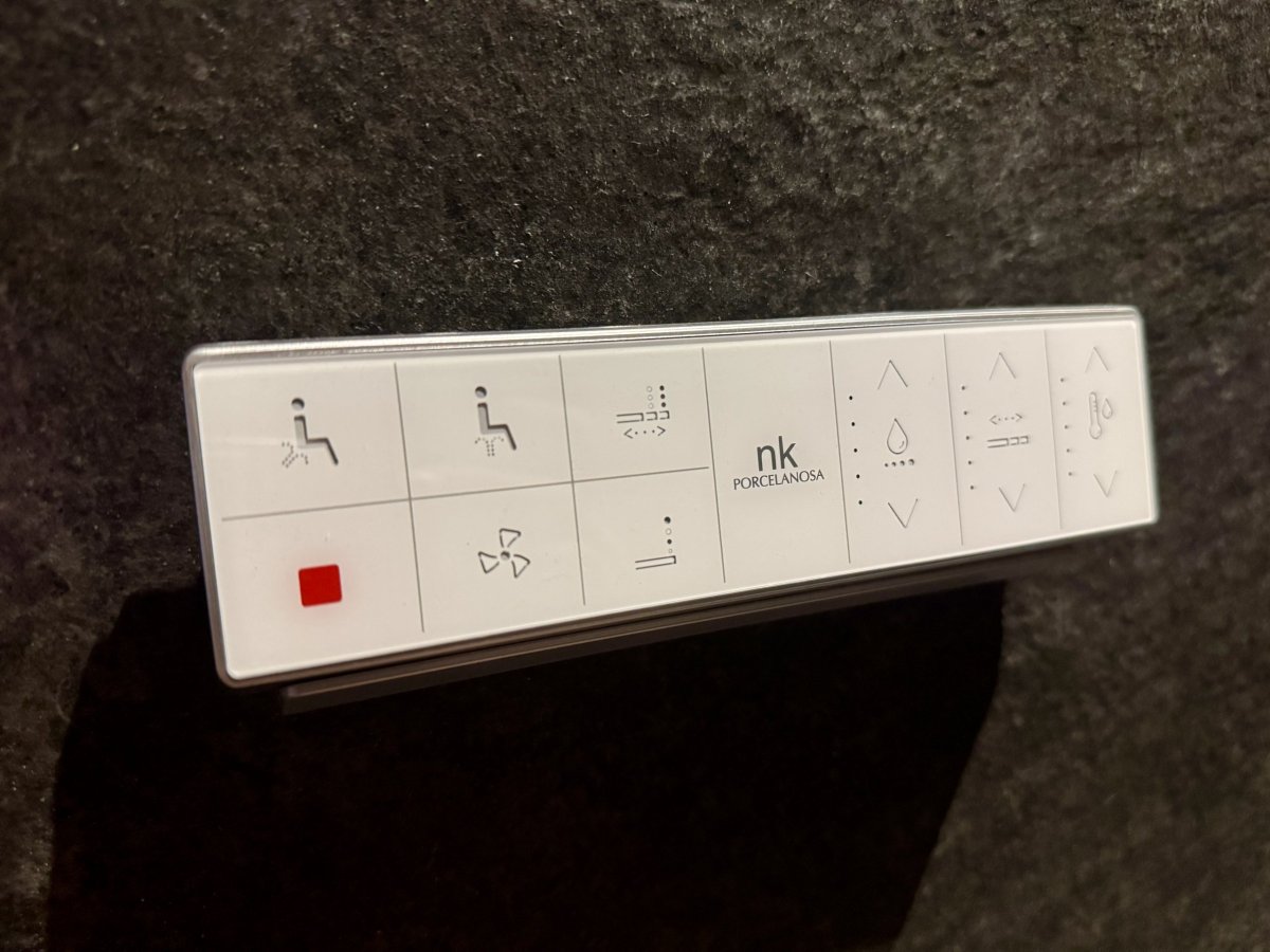 Funkční bidet na toaletě