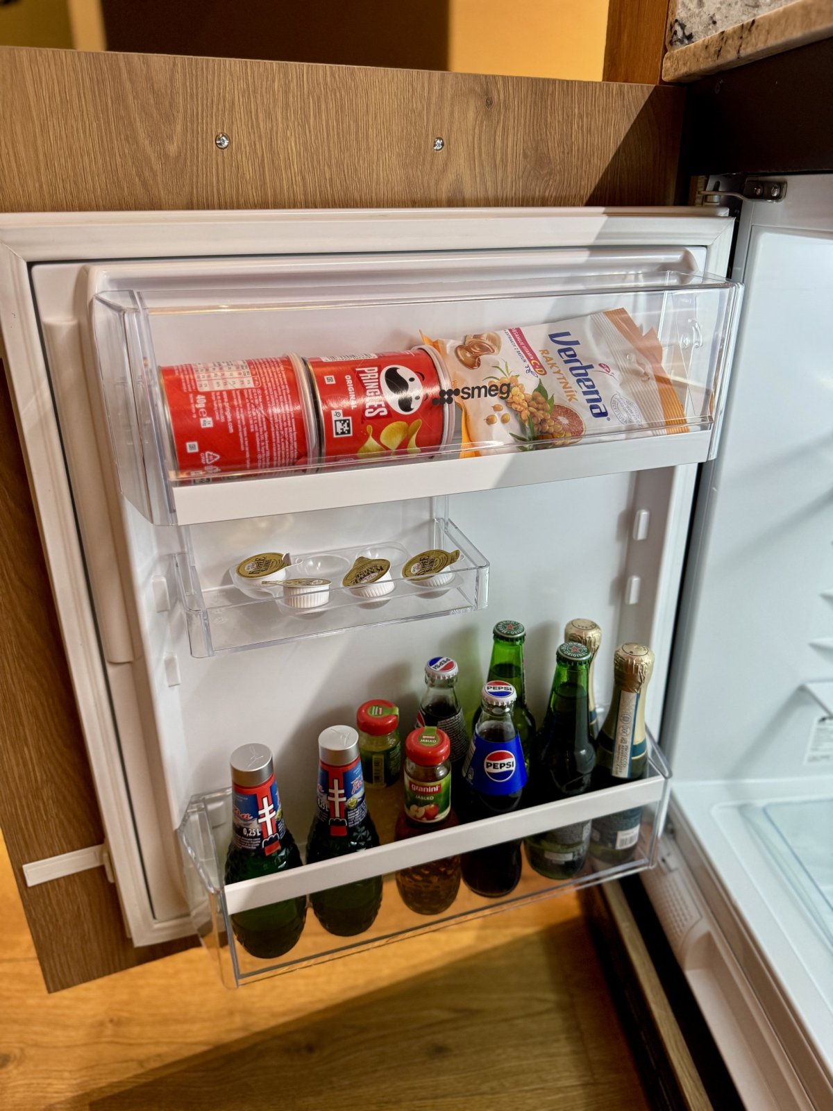 Lednička s minibarem zdarma