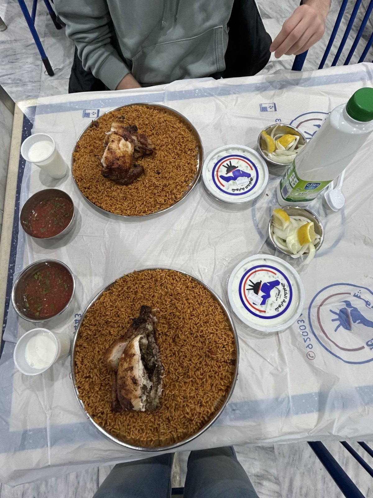 Typické místní jídlo - kuře s rýží