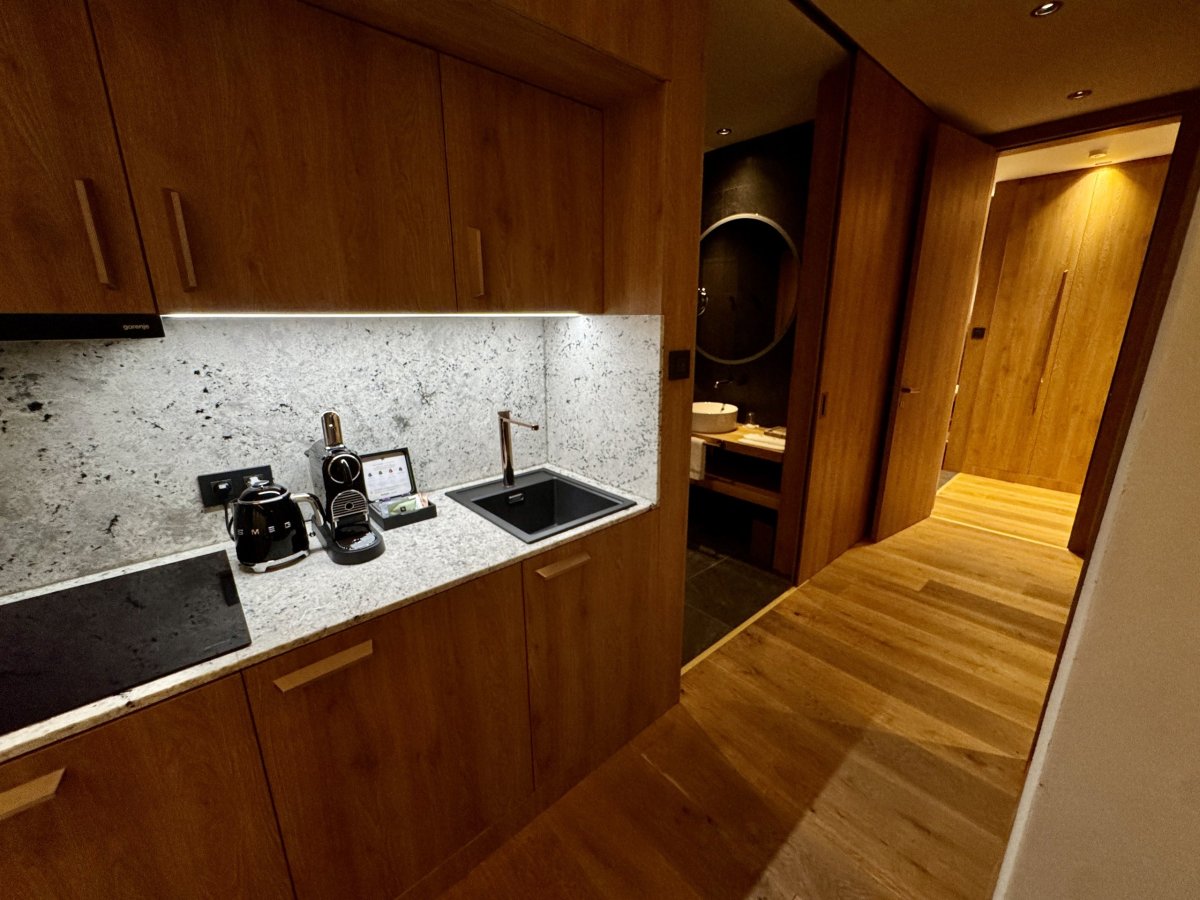 Kuchyňka a chodba do koupelen a pokojů