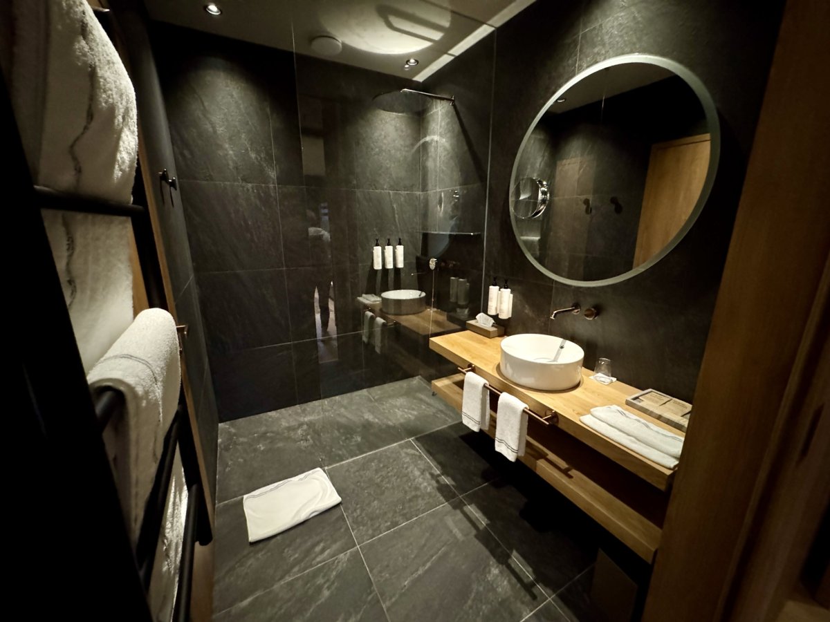 První koupelna se sprchovým koutem