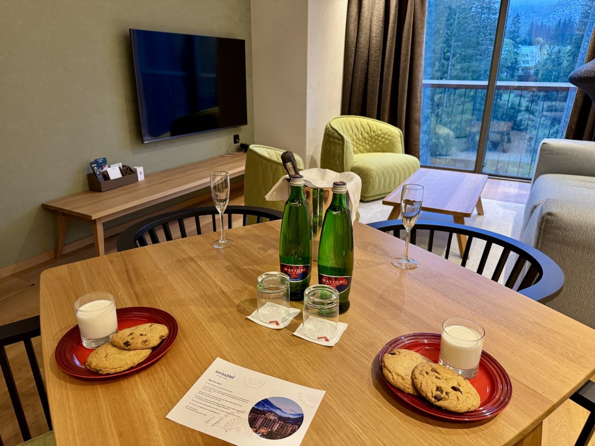 Jídelní stůl s uvítáním v podobě mléka a cookies