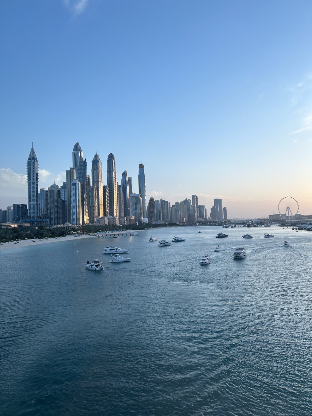 Dubaj marina a skromné jachty místních