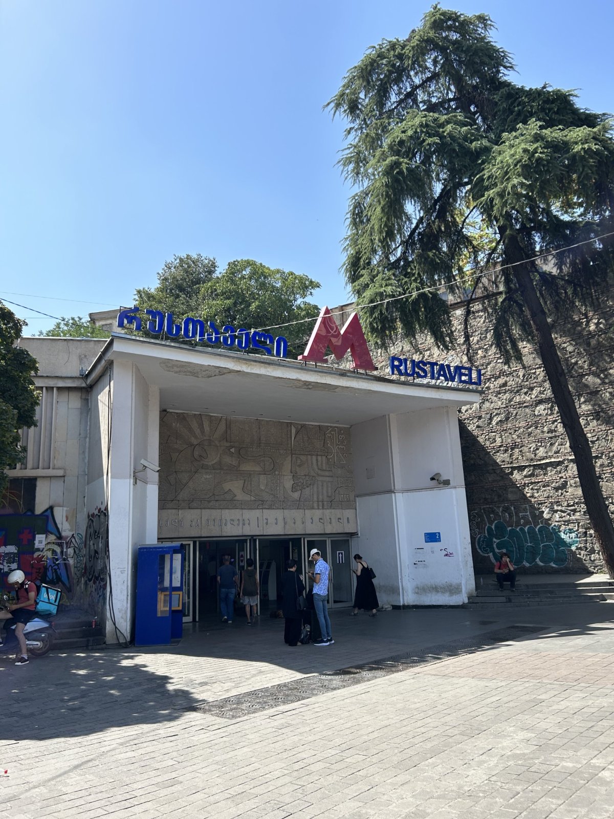 Stanice metra na hlavní třídě v Tbilisi