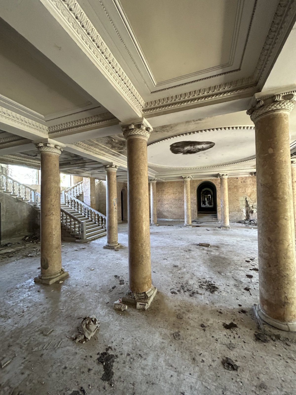 Interiér jedné z opuštěných budov