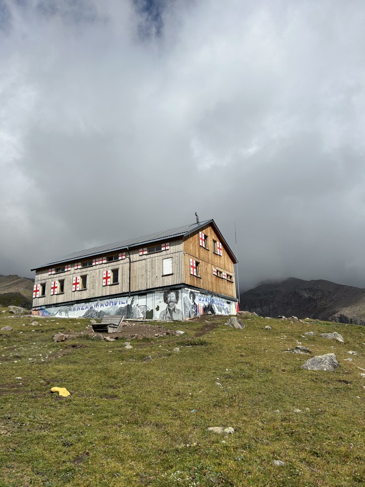 Horská chata Altihut, v mlze hora Kazbegi