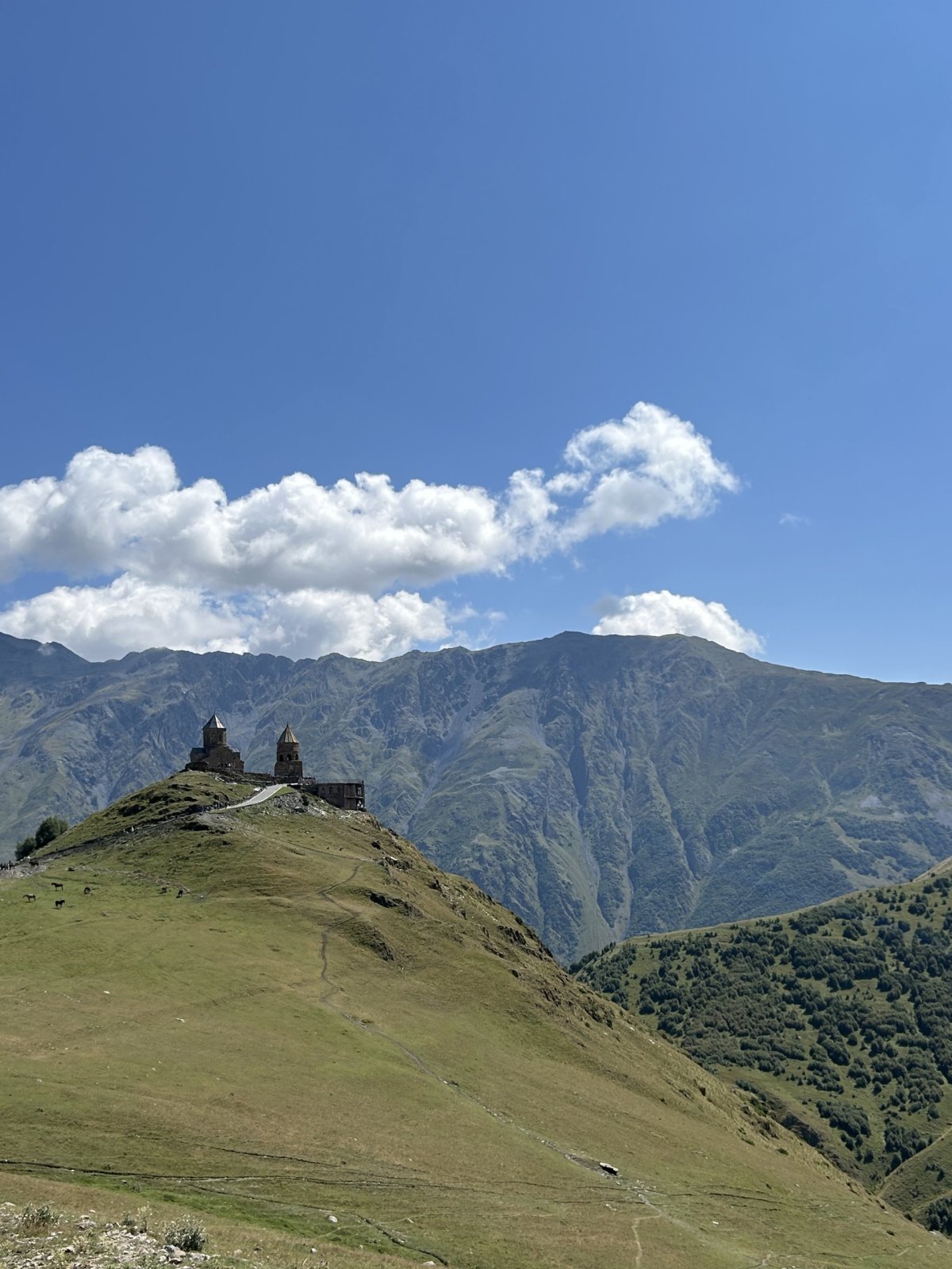Kostel Nejsvětější Trojice nad městem Kazbegi