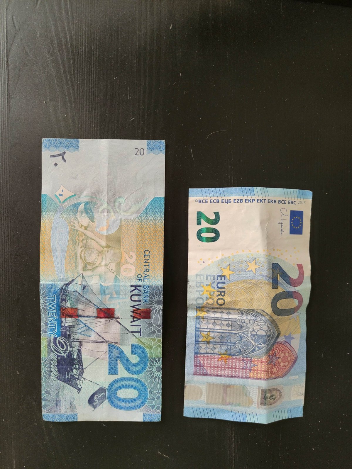 Obě modré. Jedna má hodnotu 60€ a druhá 20€