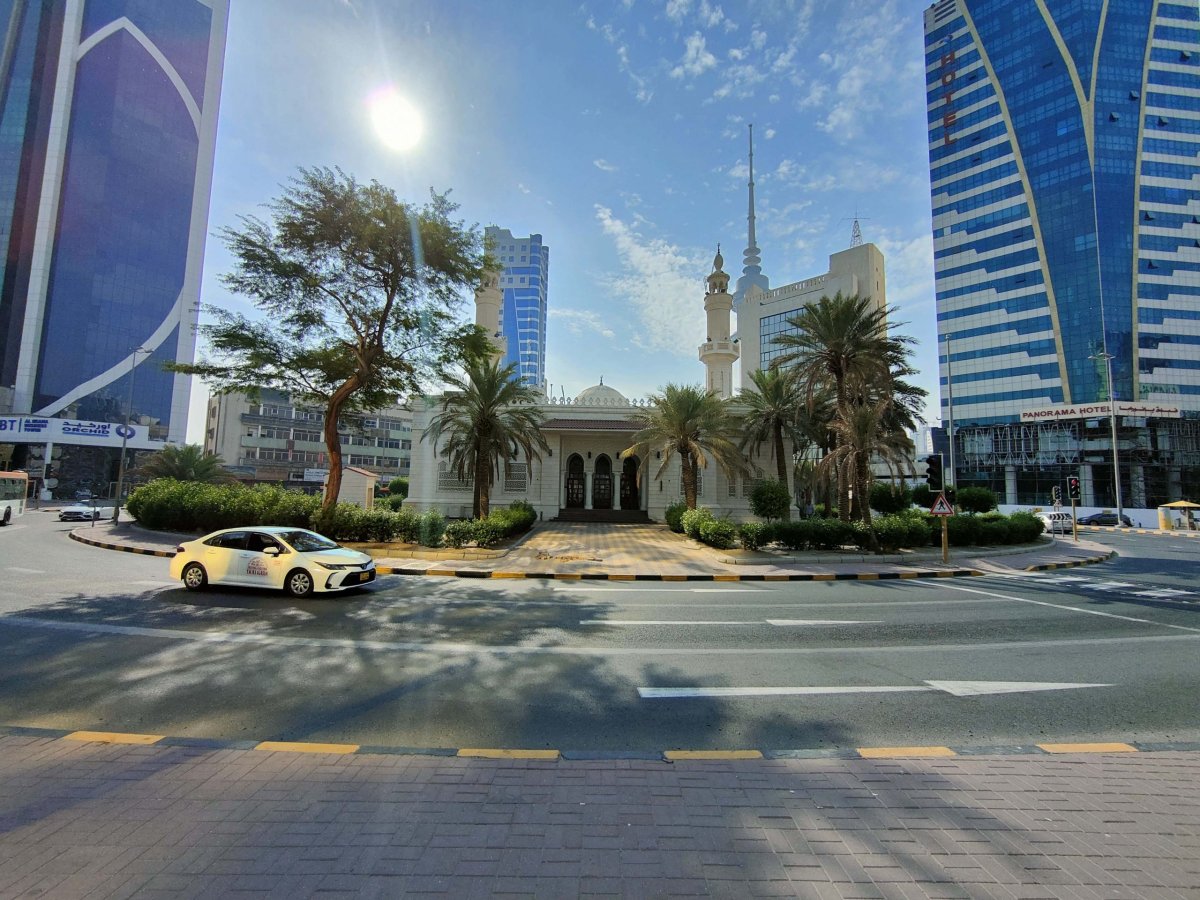Mešita stojící přímo uprostřed kruhového objezdu 