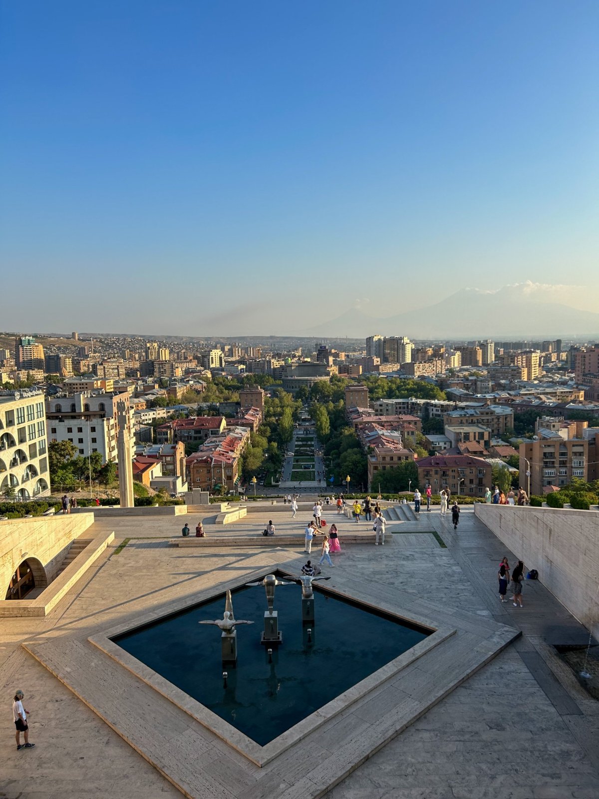 Vyhlídka na Jerevan, někde v dáli hora Ararat