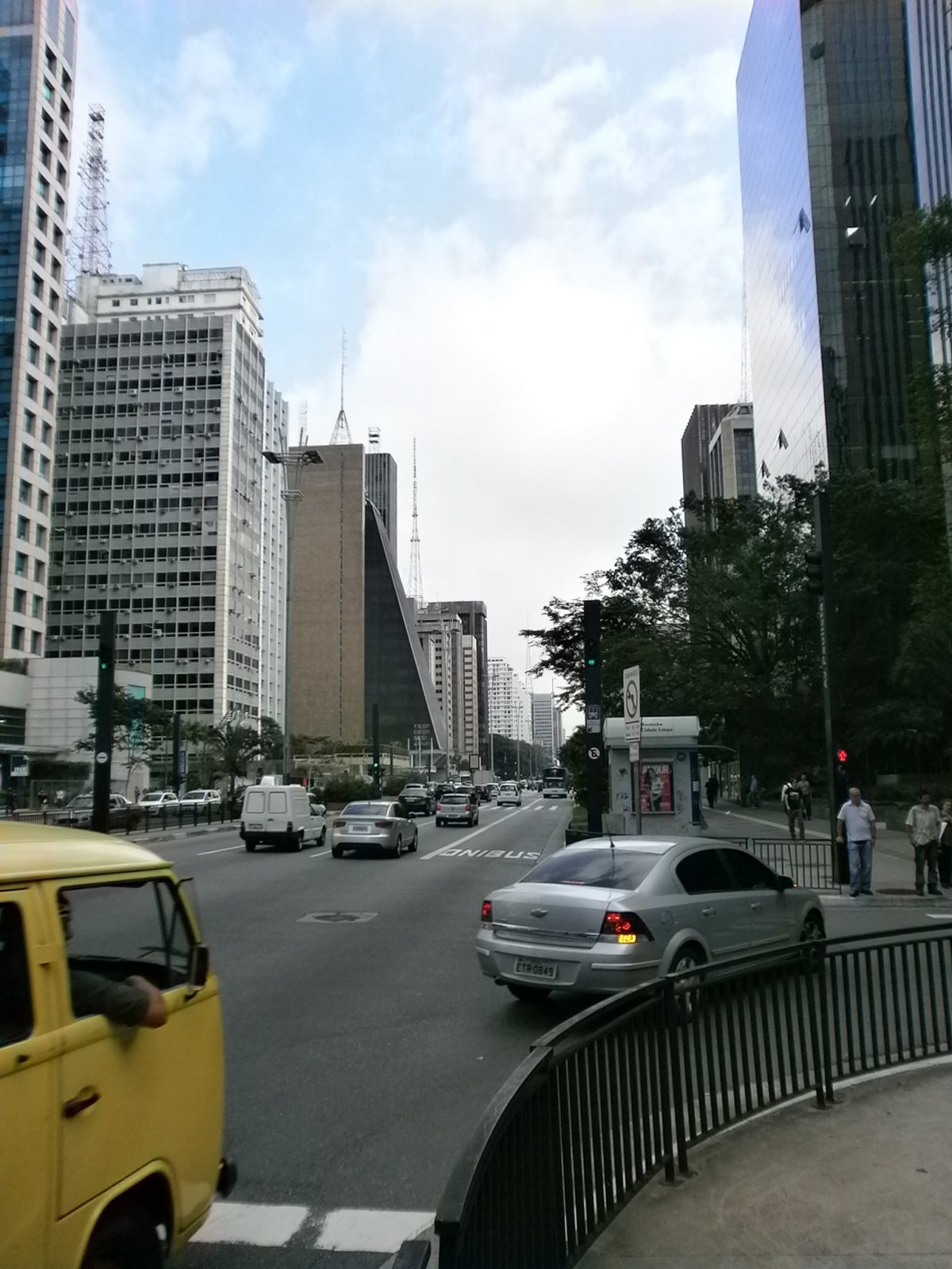 Avenida Paulista, kloučci ve žluté dodávce nebyli úplný sympaťáci, koukali na nás dost zle.
