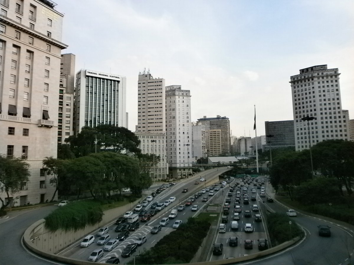 Vpravo radnice, budova Joelma vyhořivší v roce 1974 se skrývá za bílou budovou vpravo