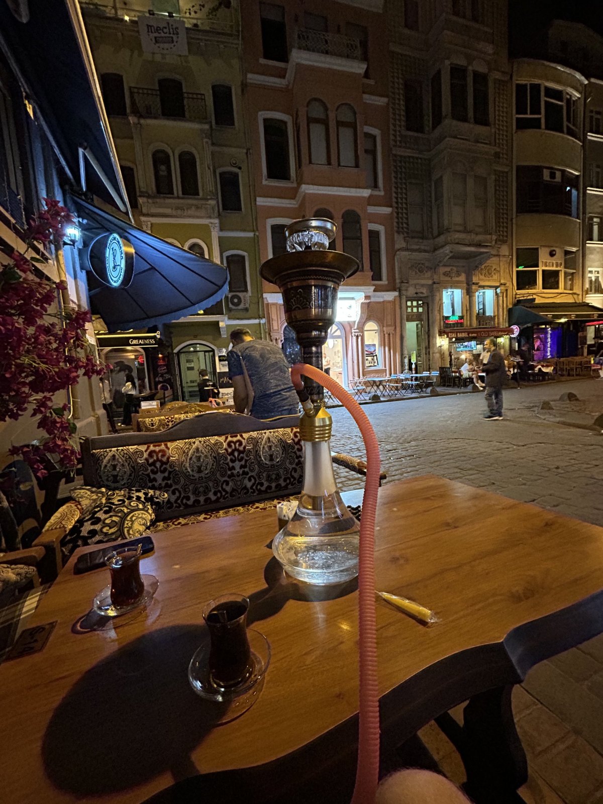 Večerní chill s vodní dýmkou a čajem