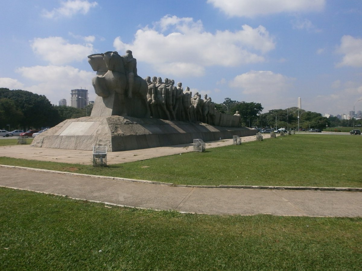  Monumento às Bandeiras 