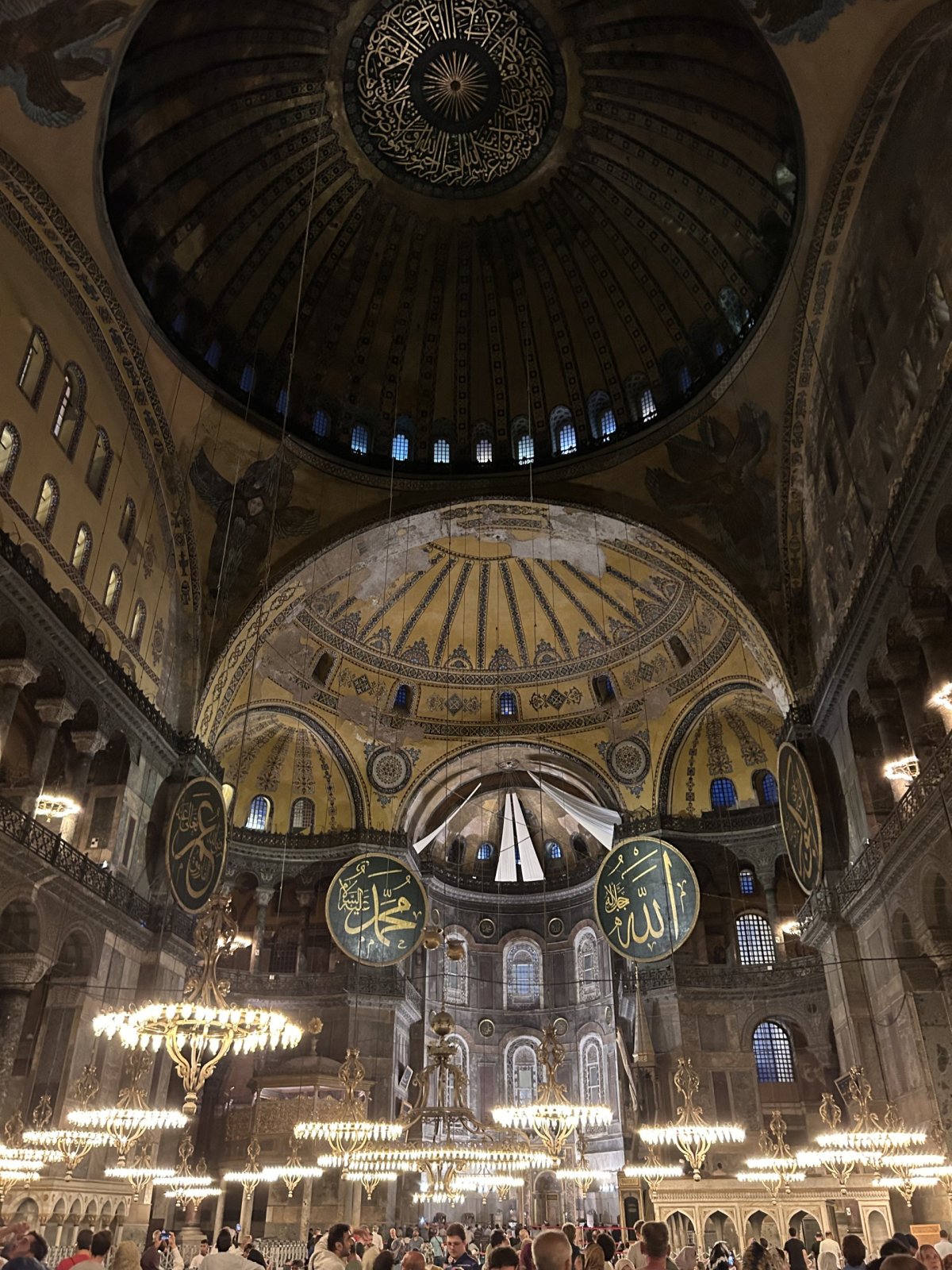 Uvnitř jedné z mnoha mešit