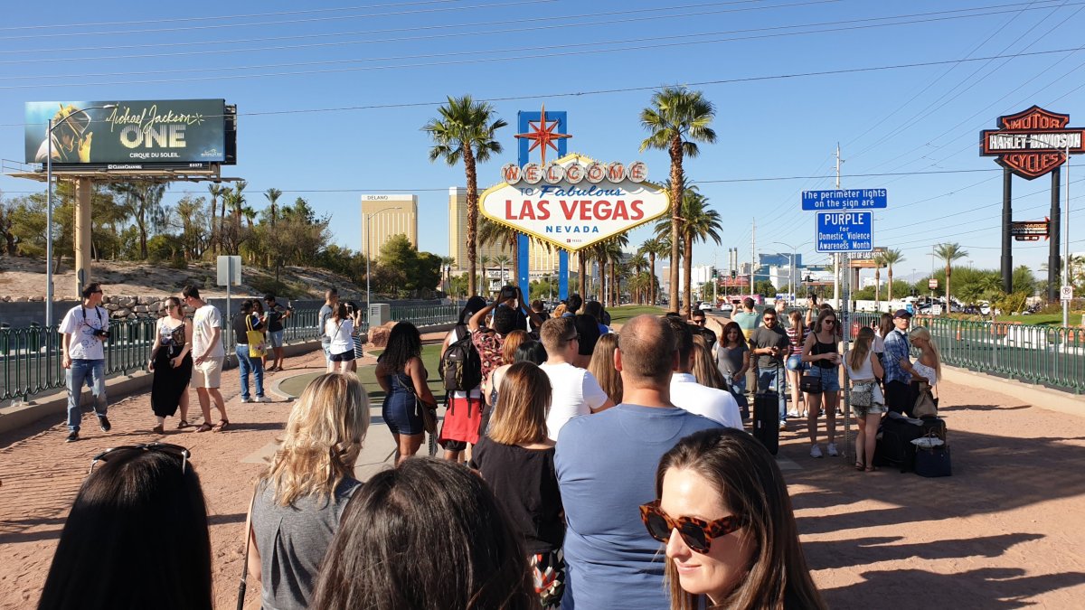 Fronta na povinnou fotku s cedulí