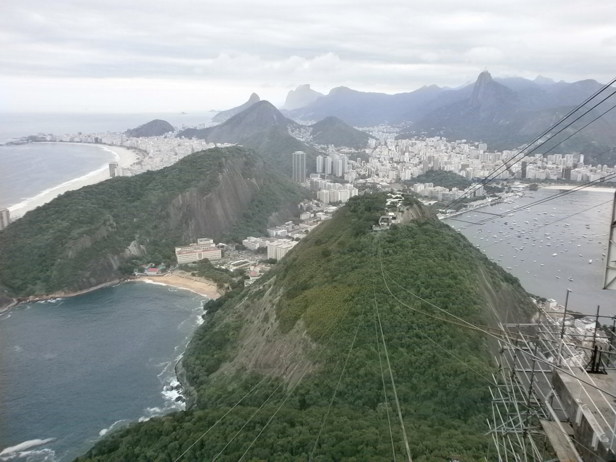 Pohled z lanovky, vlevo Copacabana.