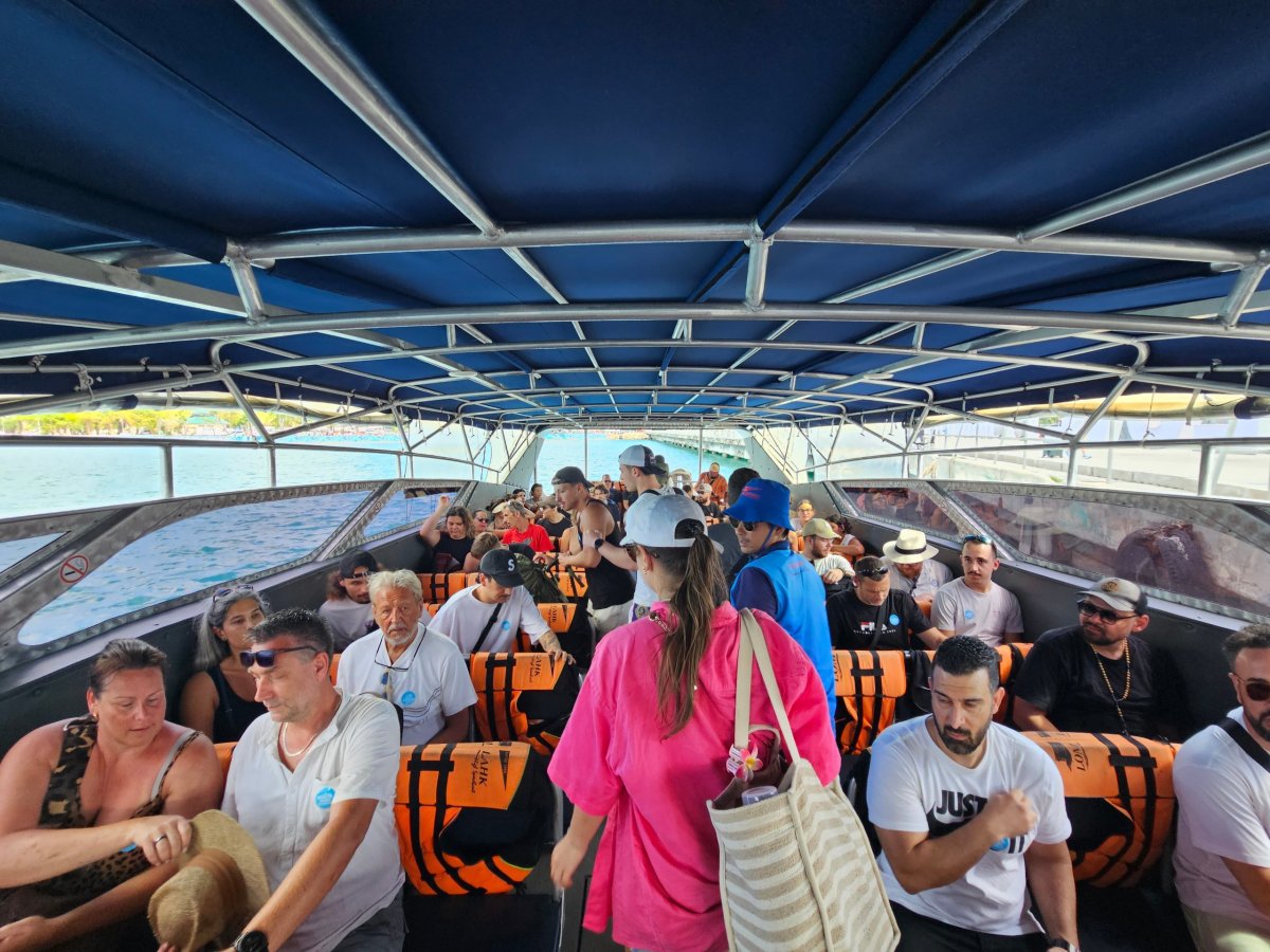 Uvnitř speedboatu Koh Phangan - Koh Samui