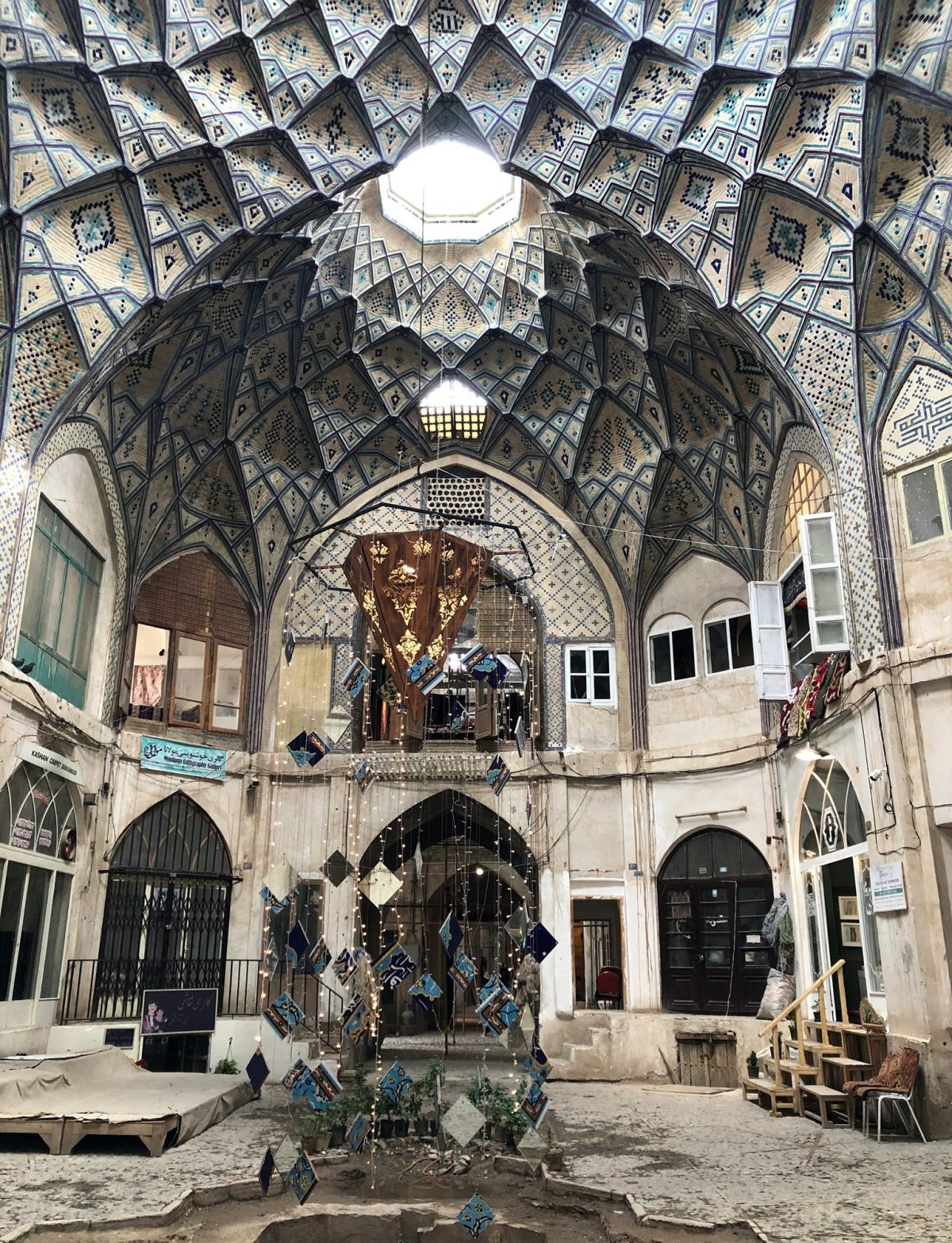 Bazaar v Kášánu. Podle Lonely Planet jeden z nejkrásnějších bazaarů v celém Íránu.
