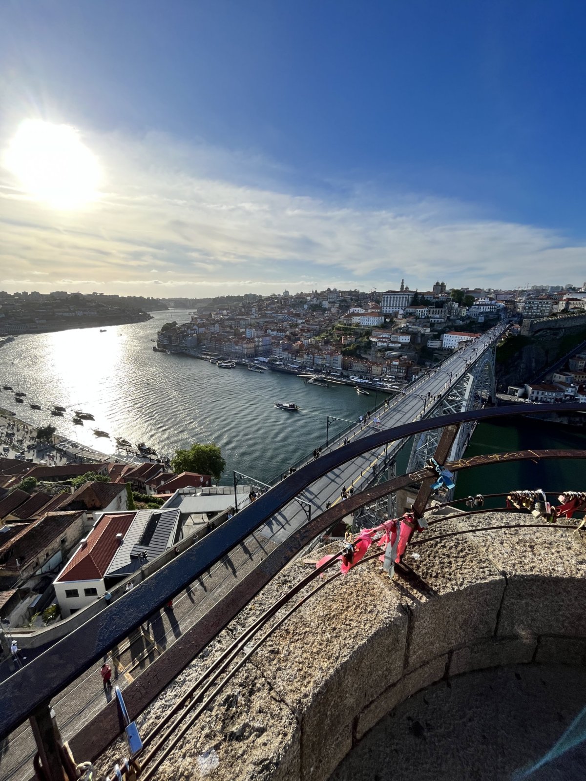 Výhled na Ponte Luís I. - Jeden z nejslavnějších mostů v Evropě vytvořený spolupracovníkem Gustava Eiffela v roce 1886