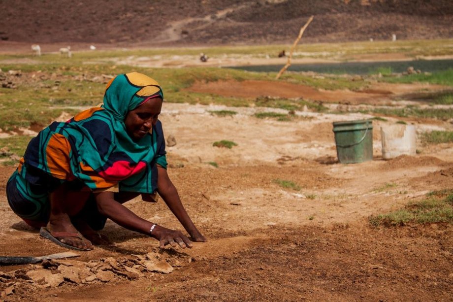 Krator Atrun v Bayudské poušti 