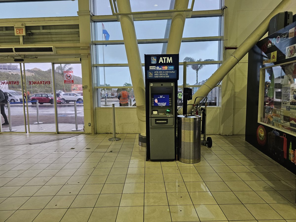 Bankomat ve veřejné části letiště