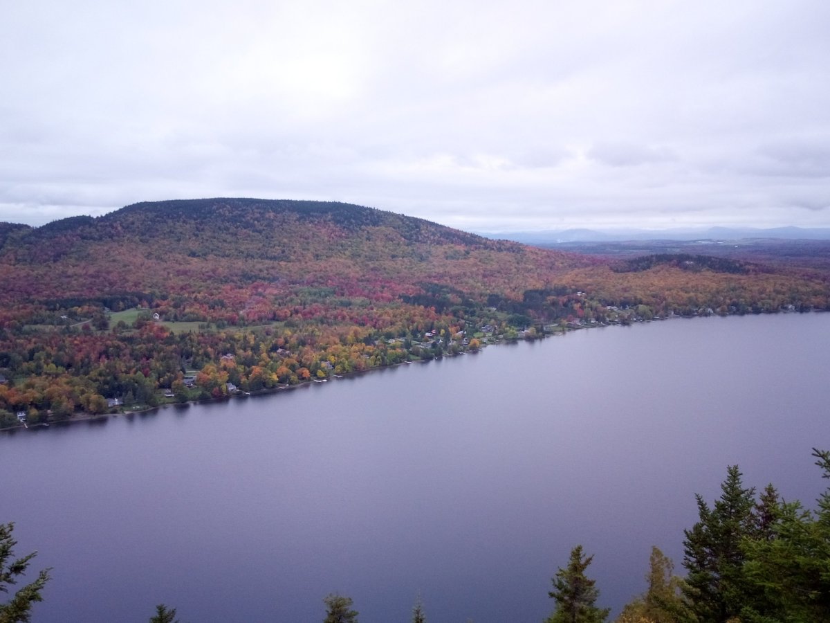 Pohled z Mt. Pinacle na Lac Lyster 