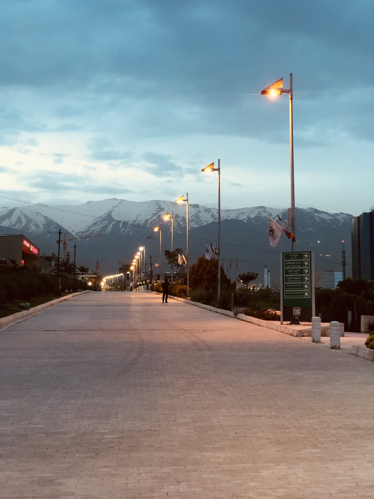 Po cestě od metra k Tabiat Bridge: nádherný výhled na hory na okraji Teheránu. Turisté se tam často vydávají na výšlapy a pak si