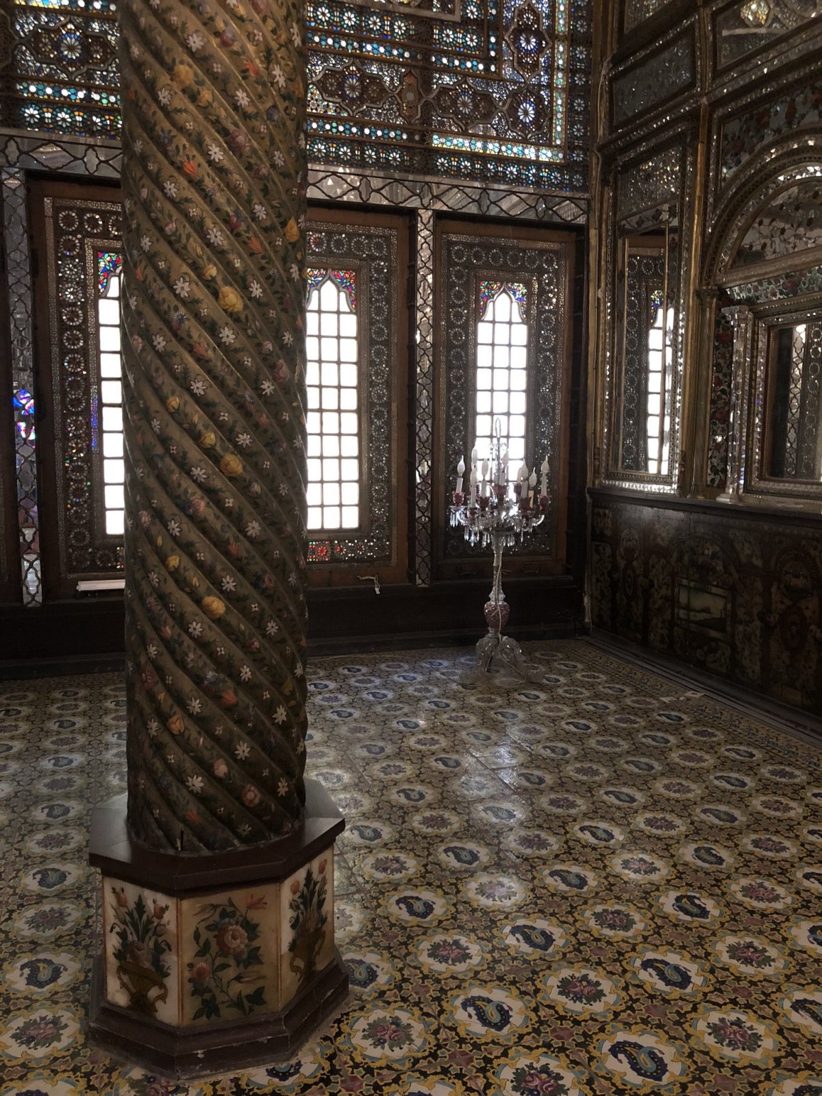 Jedna z mnoha zrcadlových síní v Golestanském paláci. 