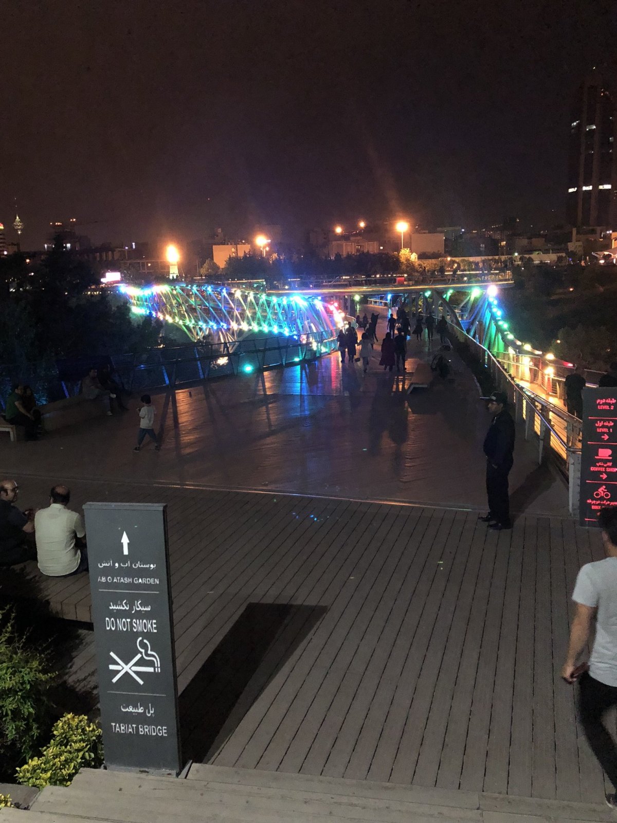 Vstup na Tabiat Bridge z parku. Vidíte, jak barevně svítí?