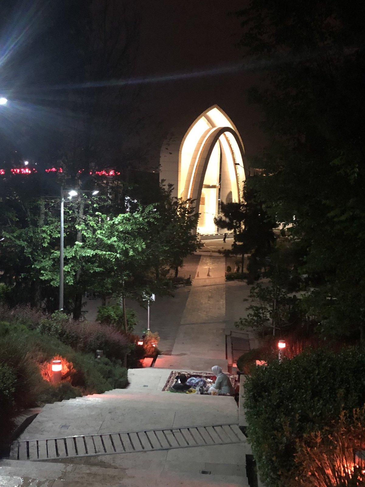Když jste v Íránu uprostřed Ramadánu, večer můžete vnímat tu atmosféru opravdu naplno. Přes den jsou všichni zazezlí, ale večer 