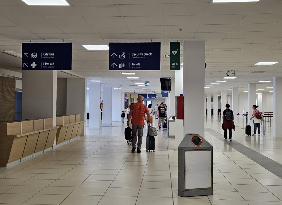 Východ k autobusům do Rimini