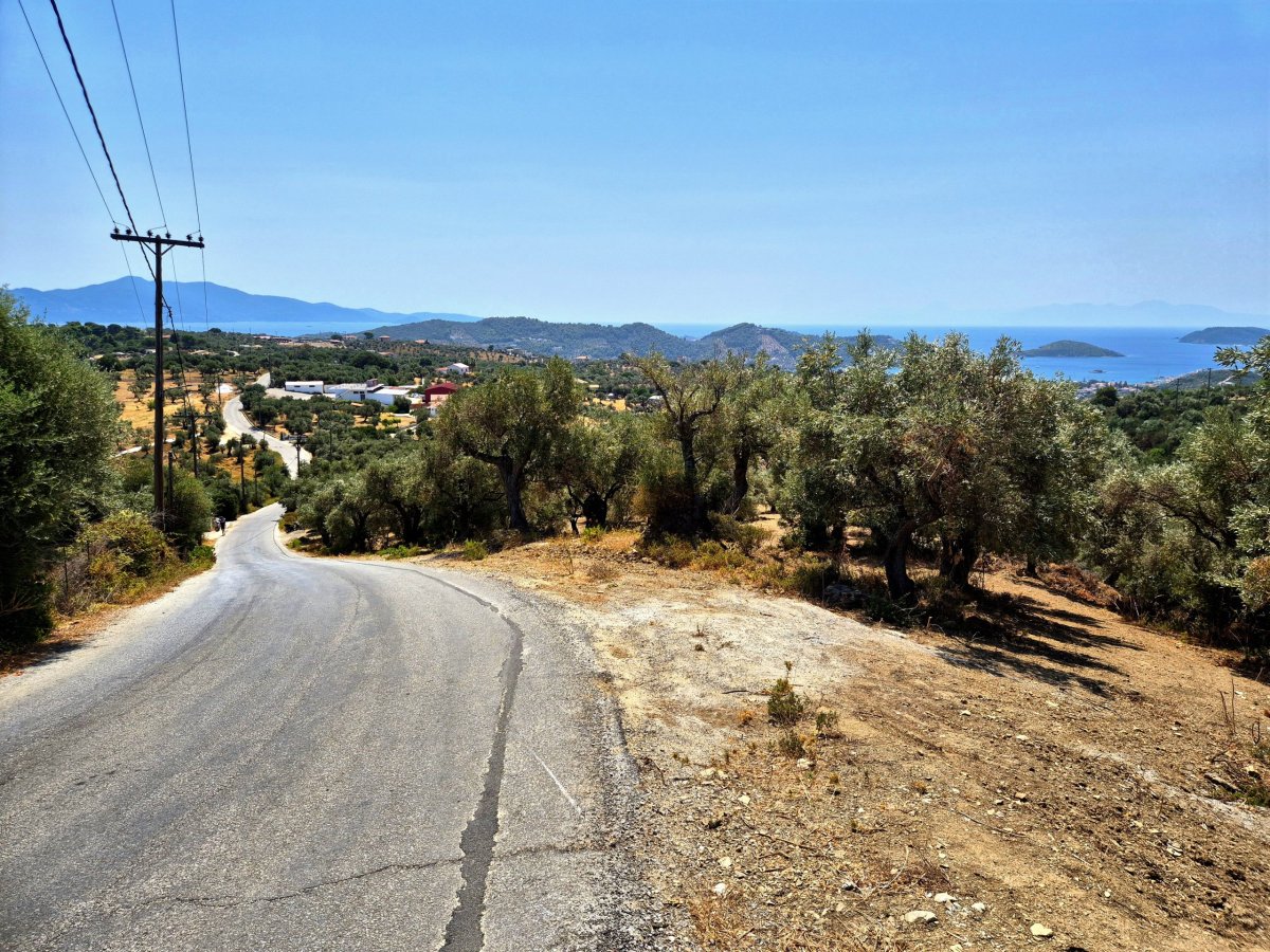 Cesta s výhledy na všechny strany, i na protější Skopelos