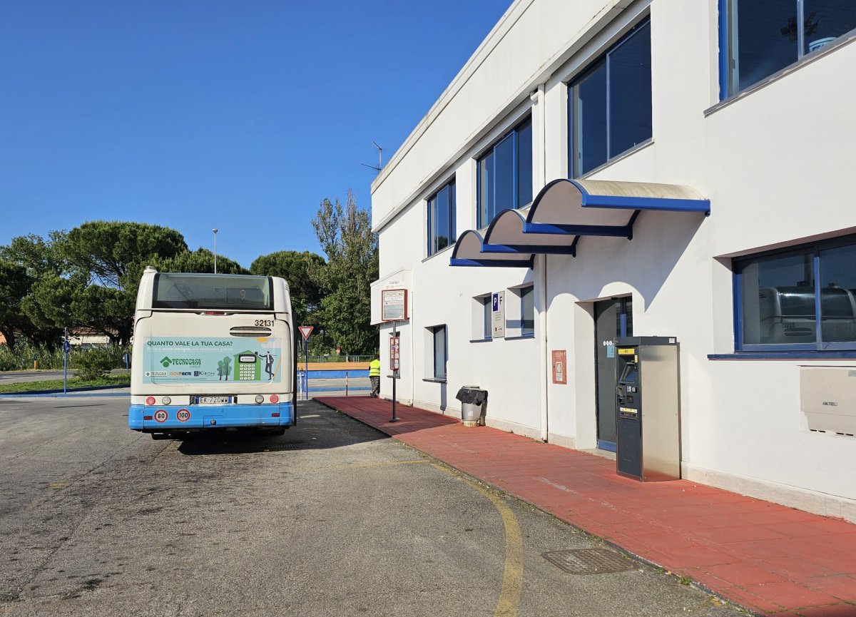 Zastávka autobusu s automatem na lístky