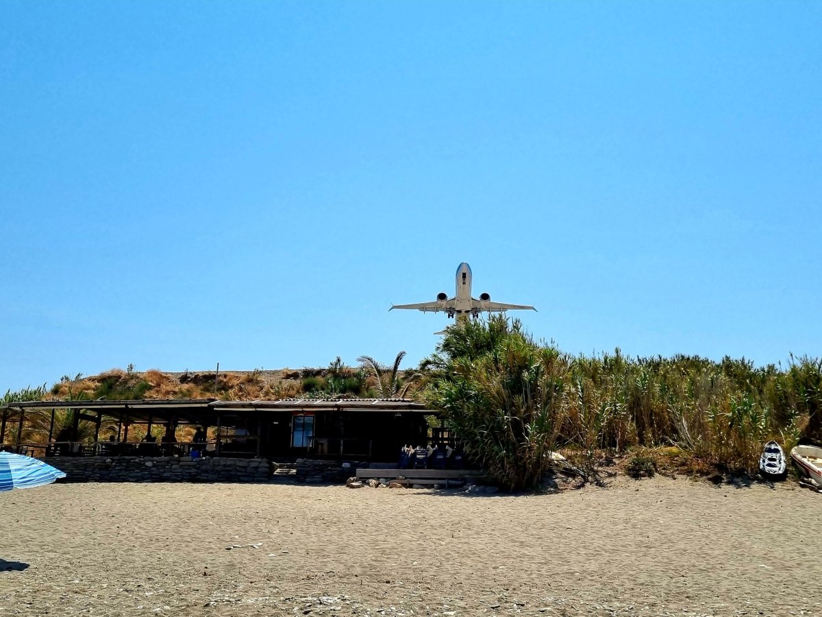 Start letadla přímo nad tavernou