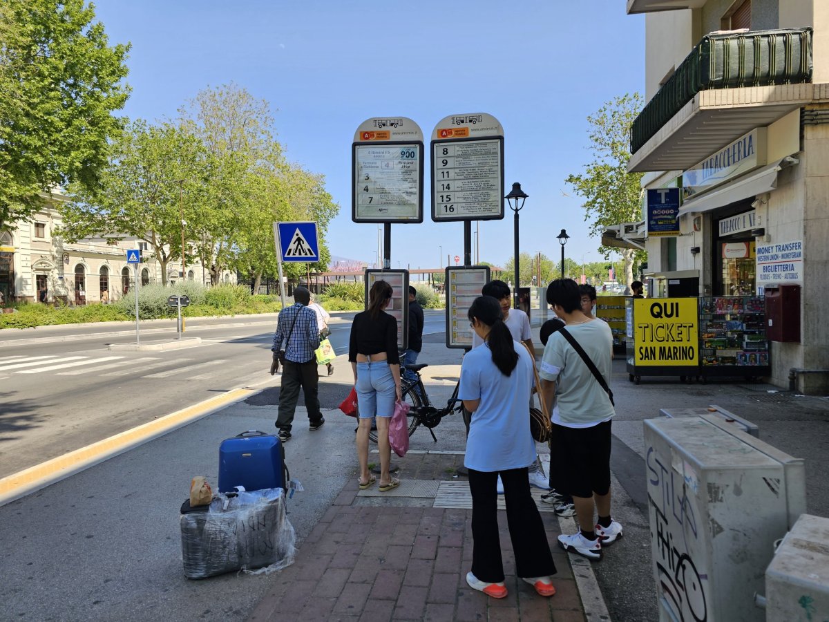 Zastávka autobusu směr letiště u hlavního nádraží