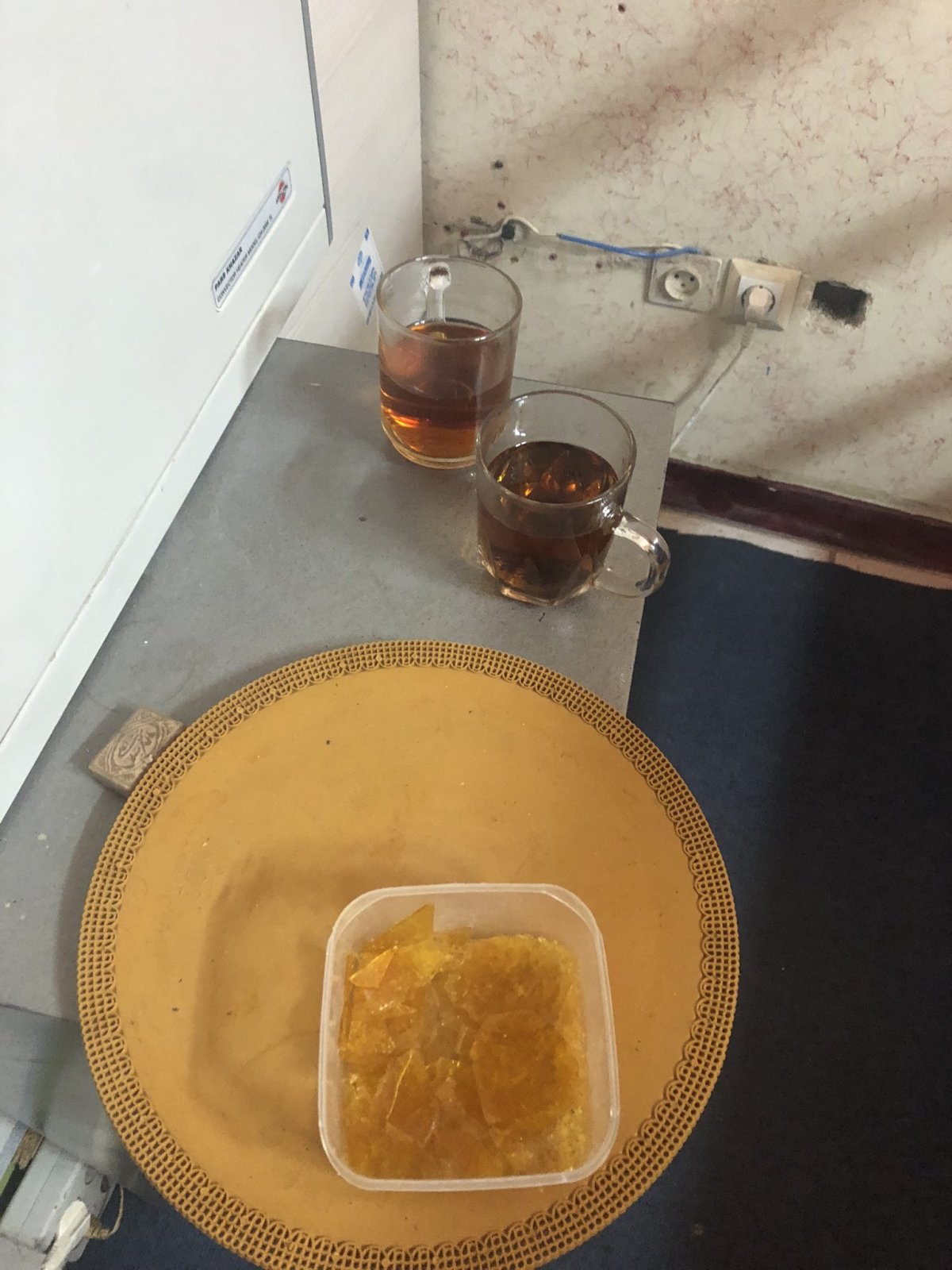 Welcome čaj. A v mističce vedle je speciální isfahánský šupinový cukr.
