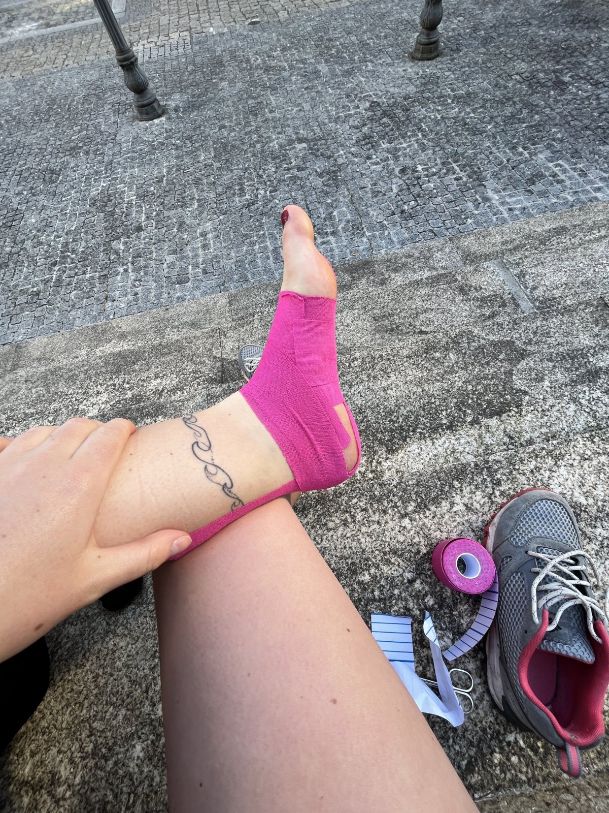 Asi třetí zastávka během hodiny a další snaha o to si zatejpovat chodidlo