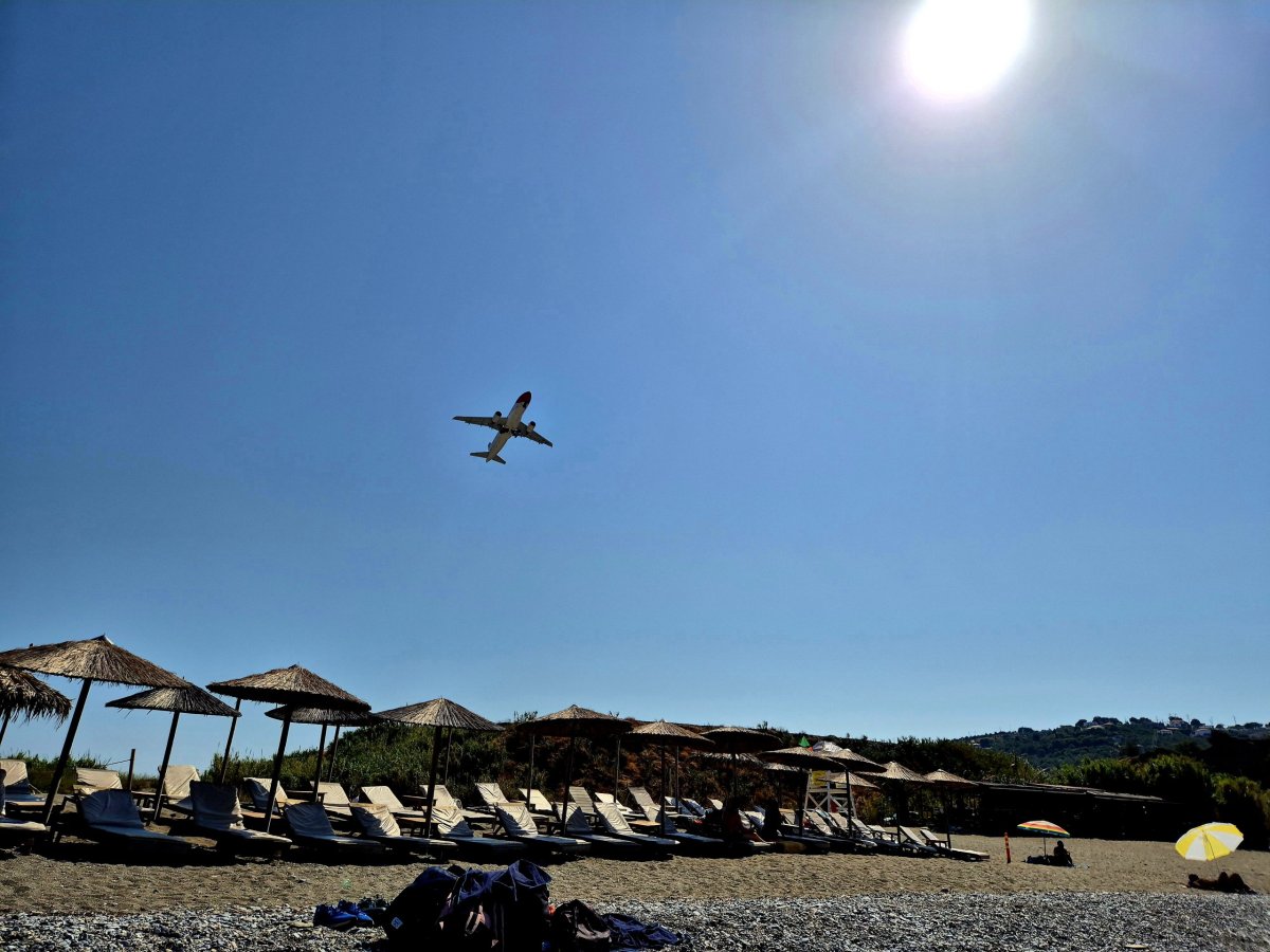 Letadlo přímo nad našimi věcmi