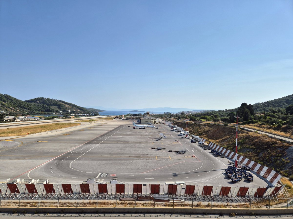 Cesta vedoucí kolem letiště