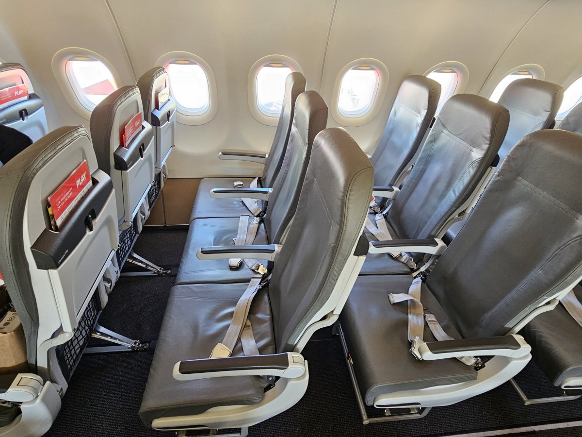 Sedačky v letadle PLAY