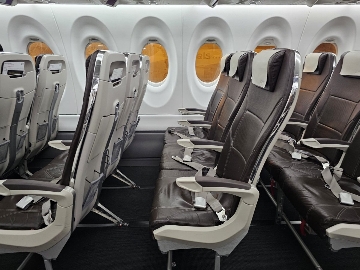 Rozestupy mezi sedačkami v economy class, Airbus A220