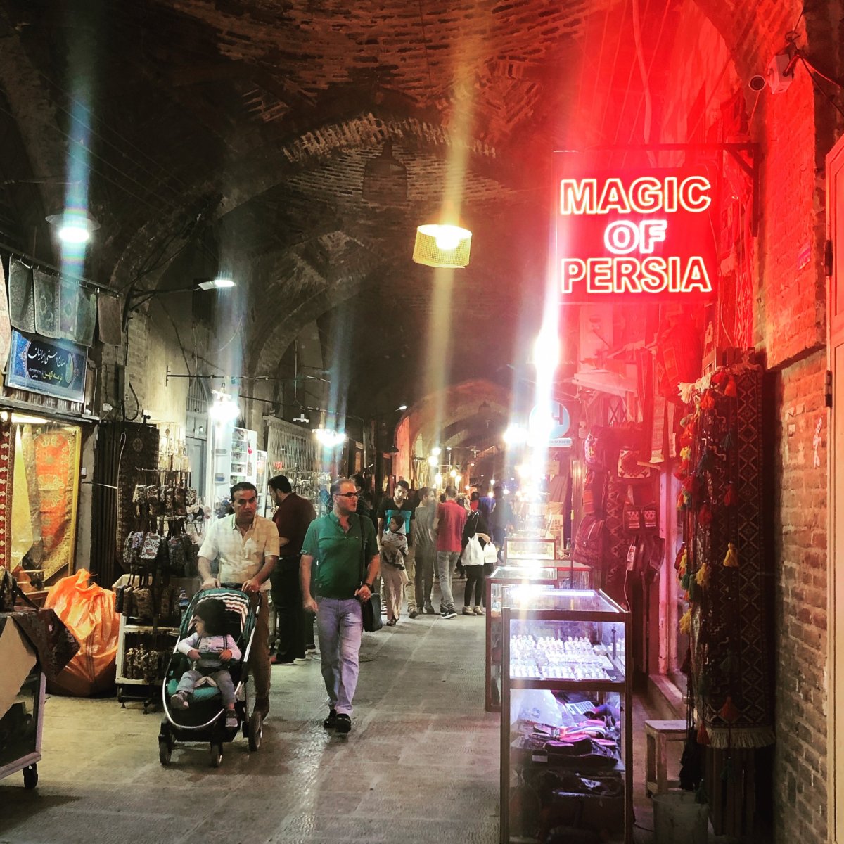 Bazaar v Isfahánu. Když je Ramadán, je tu večer docela mrtvo, protože většina obchodníků zavře svoje prodejny a jde po celodenní